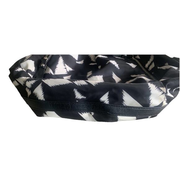 VINCE CAMUTO BLACK NYLON Large PURSE With TASSLE - Picture 4 of 7